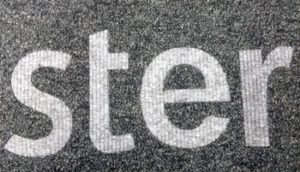Laserschneiden von Logo und Schriftzug in Teppich