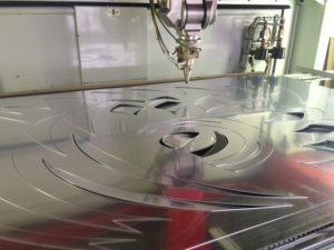 Laserschneiden von Spiegel-Acrylglas