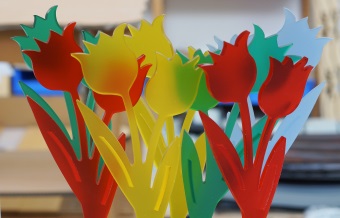 Laserschneiden von Tulpen für Dekorationen aus Acrylglas, Plexiglas, PMMA - ZB-Laser AG