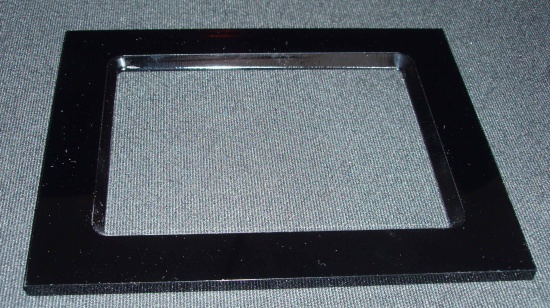 Laserschneiden von Displayrahmen mit Schrägen und Rundungen aus Präzisionsacrylglas - ZB-Laser AG
