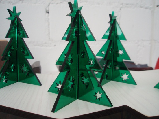 Laserschneiden von Freiform, hier Weihnachtsbaum aus Acrylglas, Plexiglas, PMMA für Dekoration oder Werbemittel - ZB-Laser AG